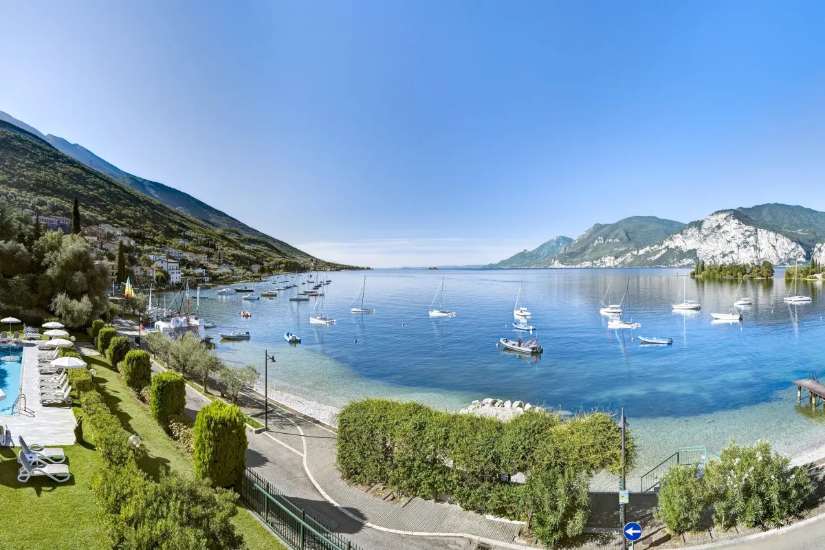 Traumblick vom Beach Hotel Rosa auf den Gardasee (© Beach Hotel Rosa)