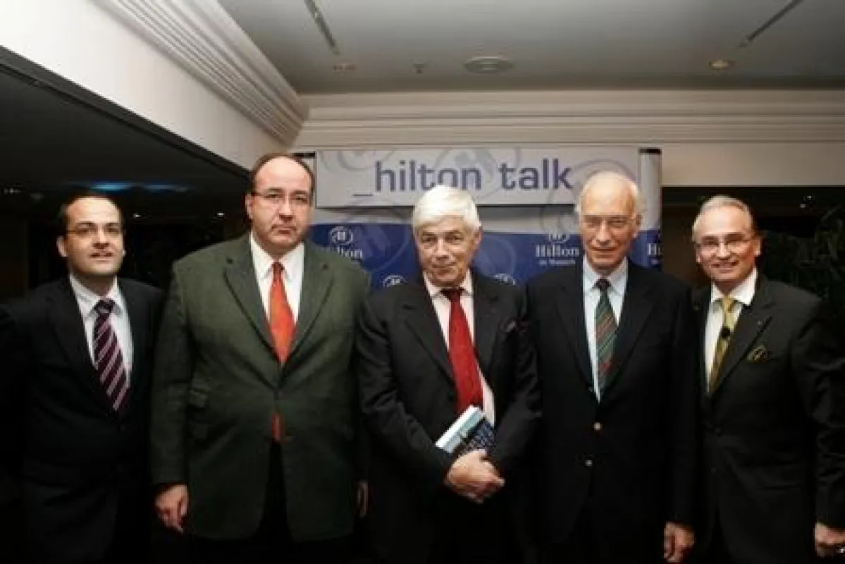Jochen Gutzy (links) und Michael Märzheuser (rechts) mit den drei Talkgästen Dr. Christoph Werth (2. v. links), Prof. Michael Stürmer (Mitte) und Dr. Bernhard Bueb (2. v. rechts)