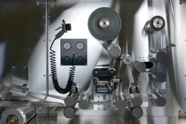 Bild: Flexible Folien mit gedruckten Leiterbahnen, automatisiert bestückt mit Elektronik