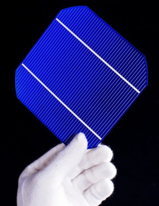 Solarzelle von Canadian Solar in der werkseigenen Qualitätsprüfung
