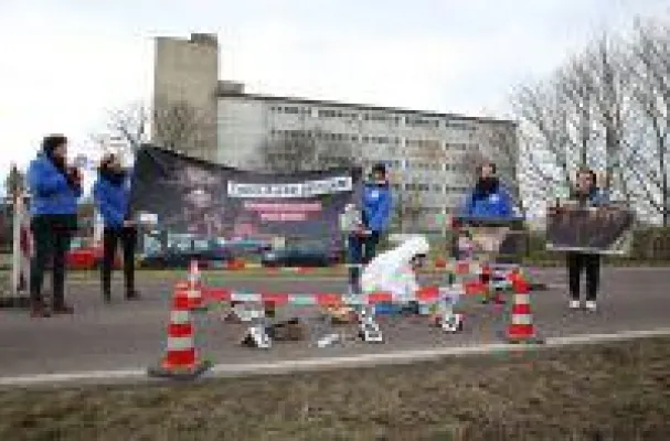 Bild: Tierrechtler sperren das Schweinehochhaus als Tatort ab