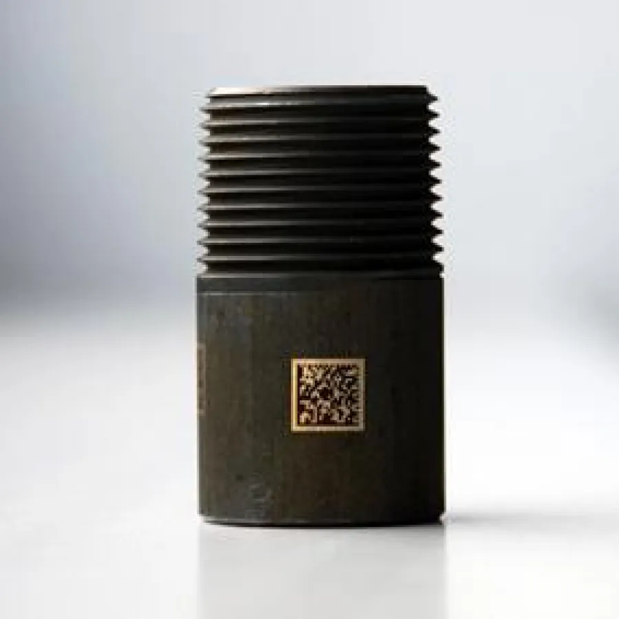 Per Laserbeschriftung werden Bauteile und Werkstücke mit gewölbten Oberflächen hochpräzise gekennzeichnet. Das materialschonende Direct Part Marking, wie hier im Bild ein kleinflächiger Matrixcode, is