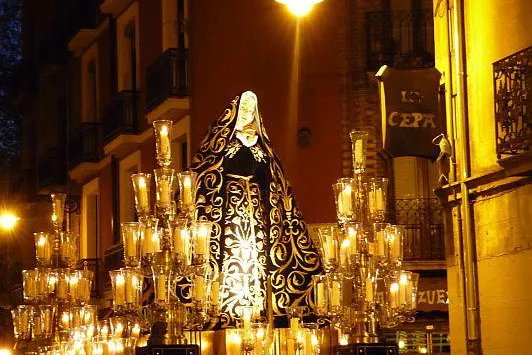 Brennender Judas und bunte Tänze: Ostern in Navarra Bild: Brennender Judas und bunte Tänze: Ostern in Navarra