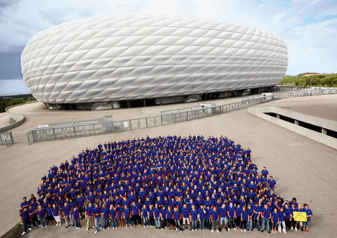 500 LIDL-SuperAzubis vor der Allianz-Arena in München