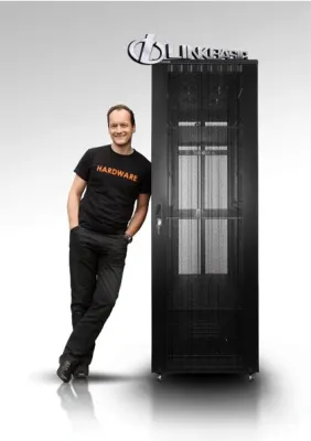 Bild: IT-Budget neuer Distributor von Linkbasic bietet ein Serverschrank -„Rund-um-sorglos-Paket“.