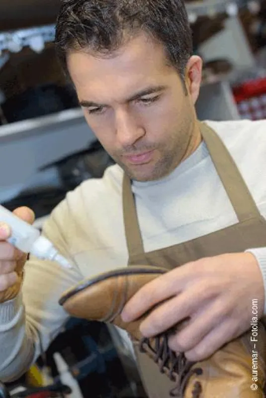 Mit Klebstoffen verlängern Schuhmacher die Lebenszyklen von Schuhen. Foto: © auremar - Fotolia.com