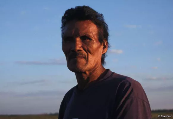 Bild: Hier unterschreiben: Cowboys scheitern mit Betrugsversuch an Indianern