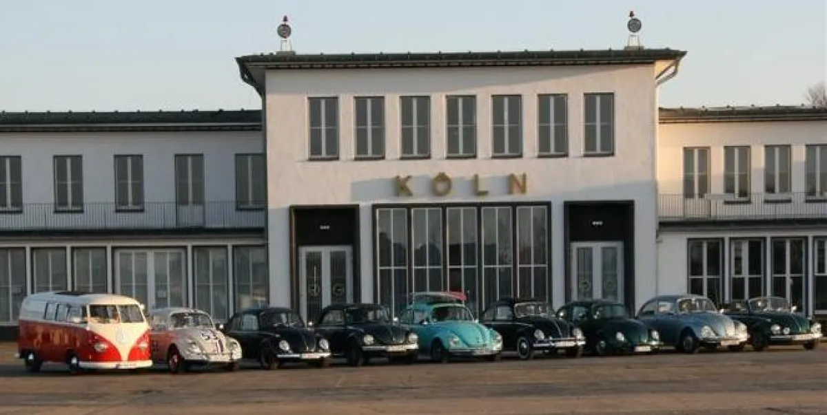 Vereinsfahrzeuge auf dem Rollfeld des ehemaligen Flughafens Butzweilerhof