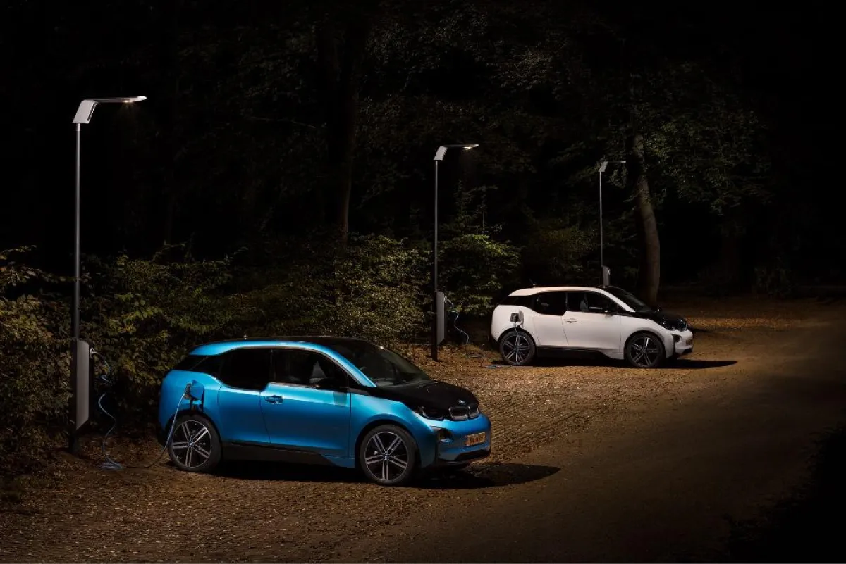 Installation des eluminocity Light & Charge Systems