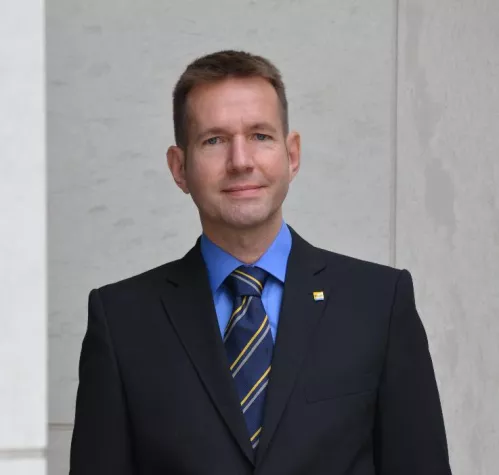 Bild: Ehrung: Bezirksausschussmitglied Dr. Claus Wunderlich (FDP) erhält Medaille ‚München leuchtet’