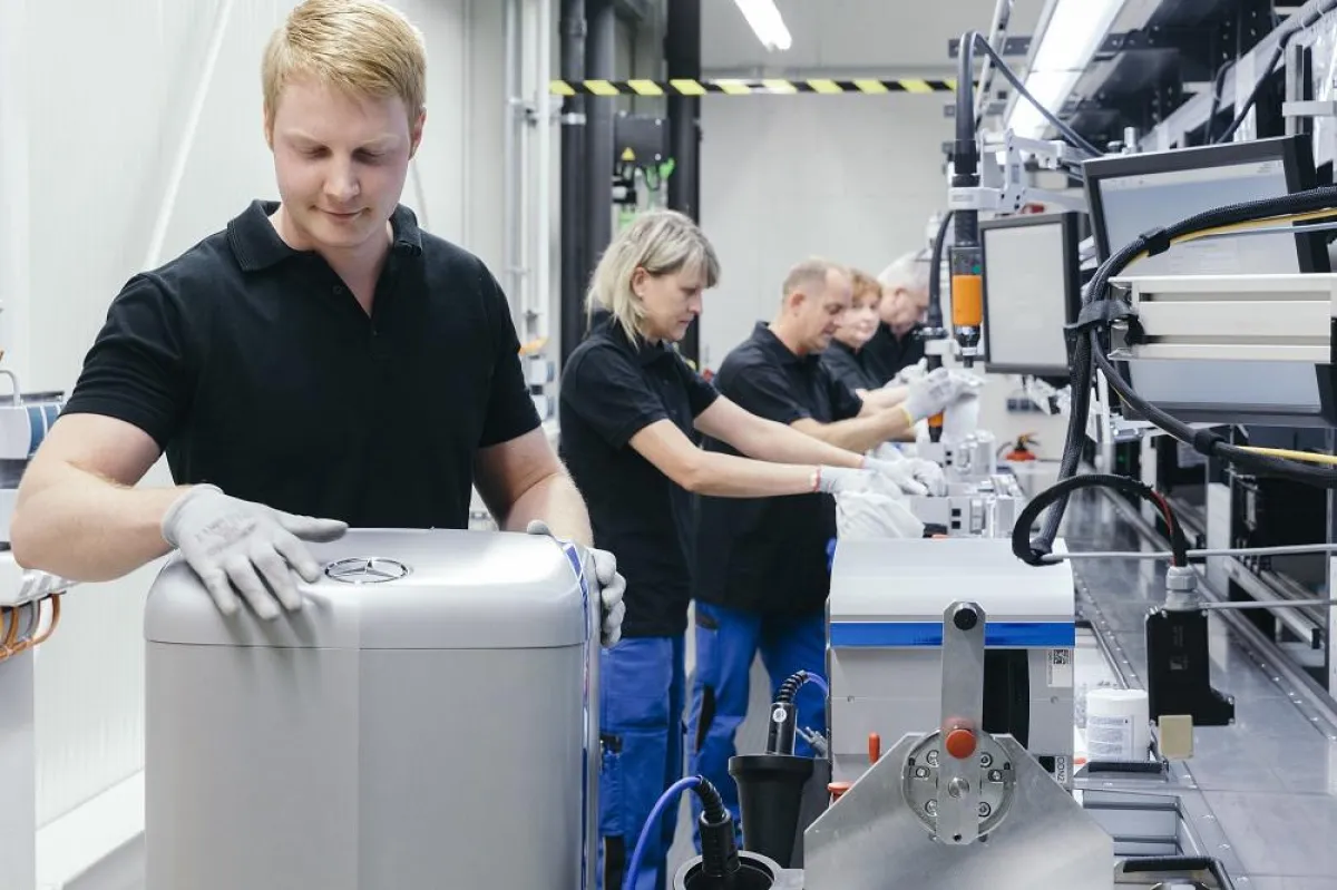 Montage von Energiespeichern mit dem ELAM-System: Bildquelle Mercedes-Benz Energy GmbH