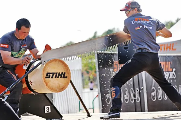 Bild: Saisonauftakt der besten deutschen Sportholzfäller – Robert Ebner erringt den Sieg