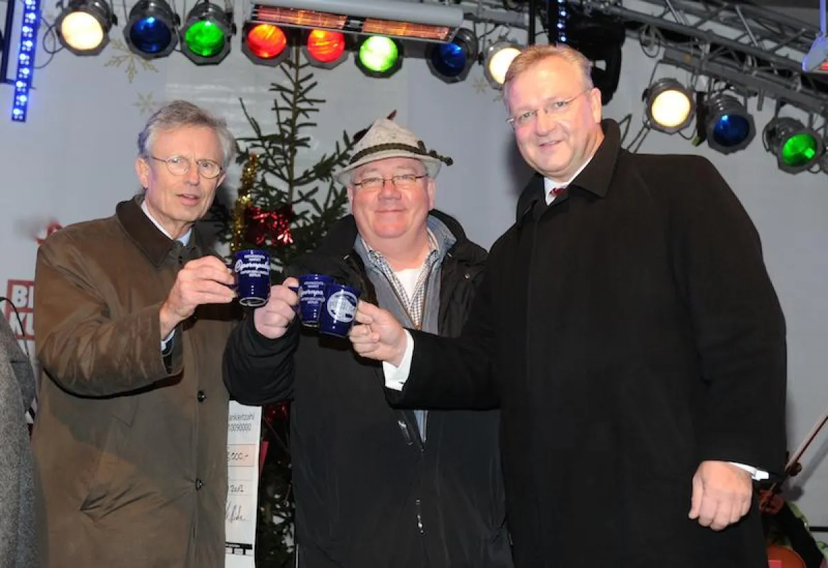 Eröffnen den Nostalgischen Weihnachtsmarkt: Wilhelm von Boddien, Joseph Nieke und Frank Henkel