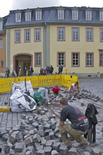Bild: Pflasterarbeiten vor dem Goethe-Nationalmuseum in Weimar