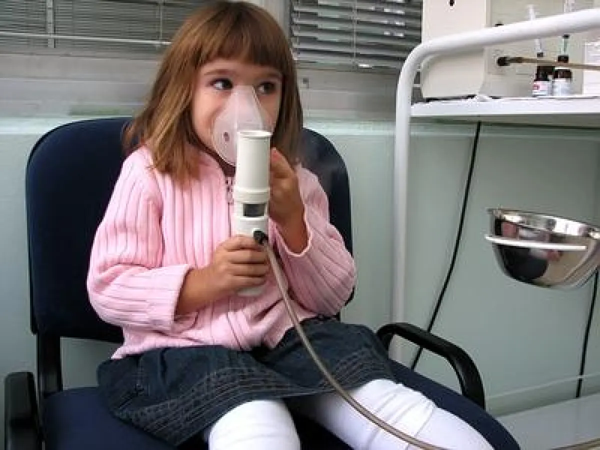 Wird Heuschnupfen nicht richtig behandelt, kann er auch bei Kindern zu chronischem Asthma führen, eine teure und anstrengende Ther