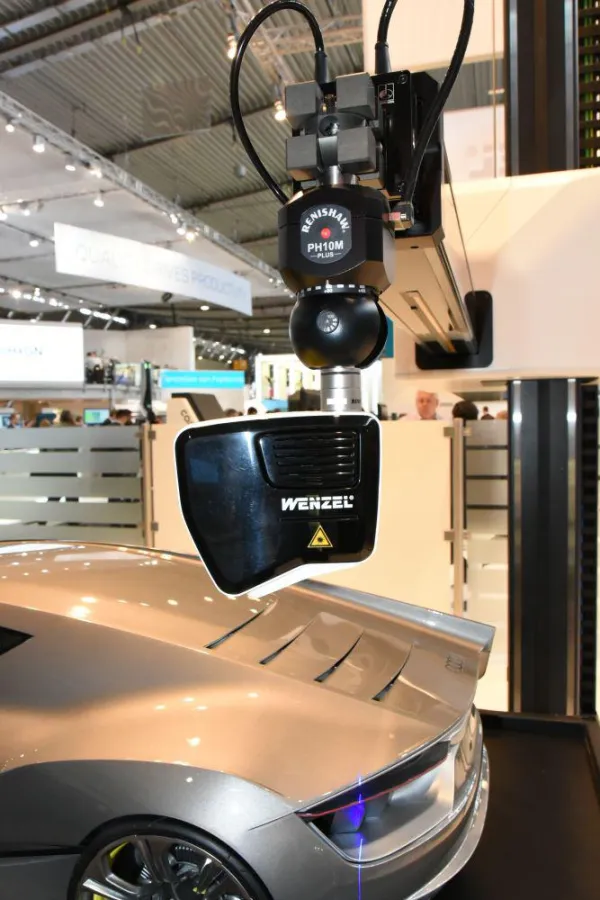 Optischer 3D Linienscanner Wenzel Shapetracer II an einem Horizontalarm-Messgerät der RA Baureihe