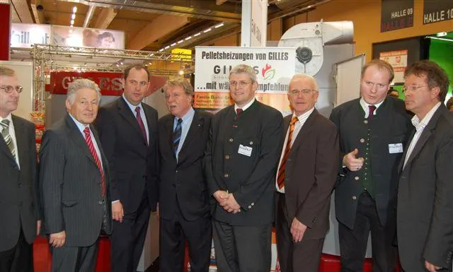 Präsentation der neuen GILLES-Firmenlogos mit „Naddel“ Nadja Abd El Farrag und Sabine Lindorfer Bild: Präsentation der neuen GILLES-Firmenlogos mit „Naddel“ Nadja Abd El Farrag und Sabine Lindorfer