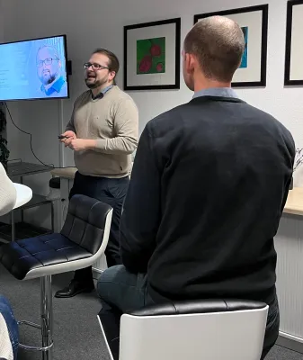 Bild: Invidiuelle Beratung beim Themenabend des NachfolgeWerkes ein voller Erfolg