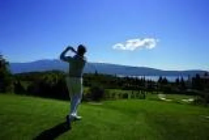 Bild: Gemeinsam Golfen im Spätsommer