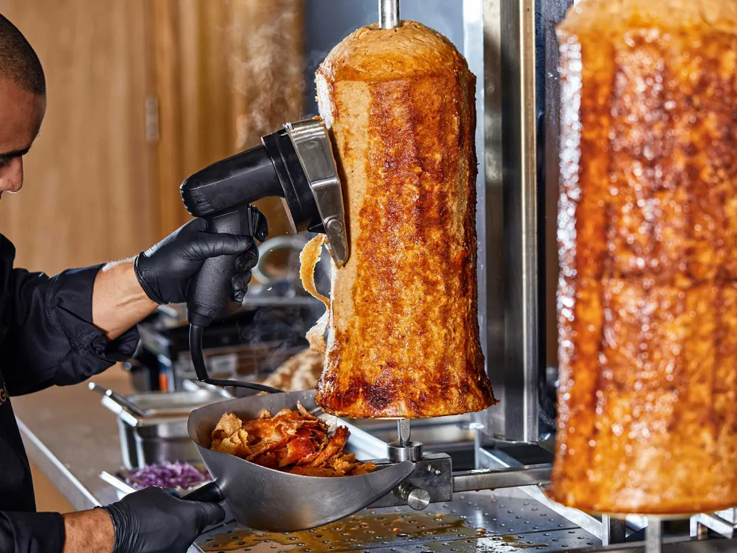 Ein pflanzenbasierter Kebab-Spieß für die Gastronomie. (© The Vegetarian Butcher)