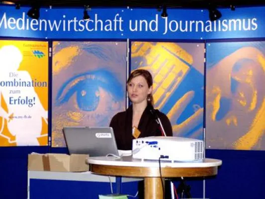 Bild: Medienwirtschaft und Journalismus Studierende geben Schülern Tipps für die Zeit nach dem Abitur