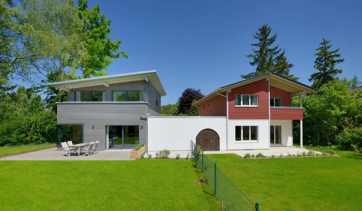 Halb modern, halb klassisch, die Architektur der beiden Baufritz-Holzhäuser ist grundverschieden
