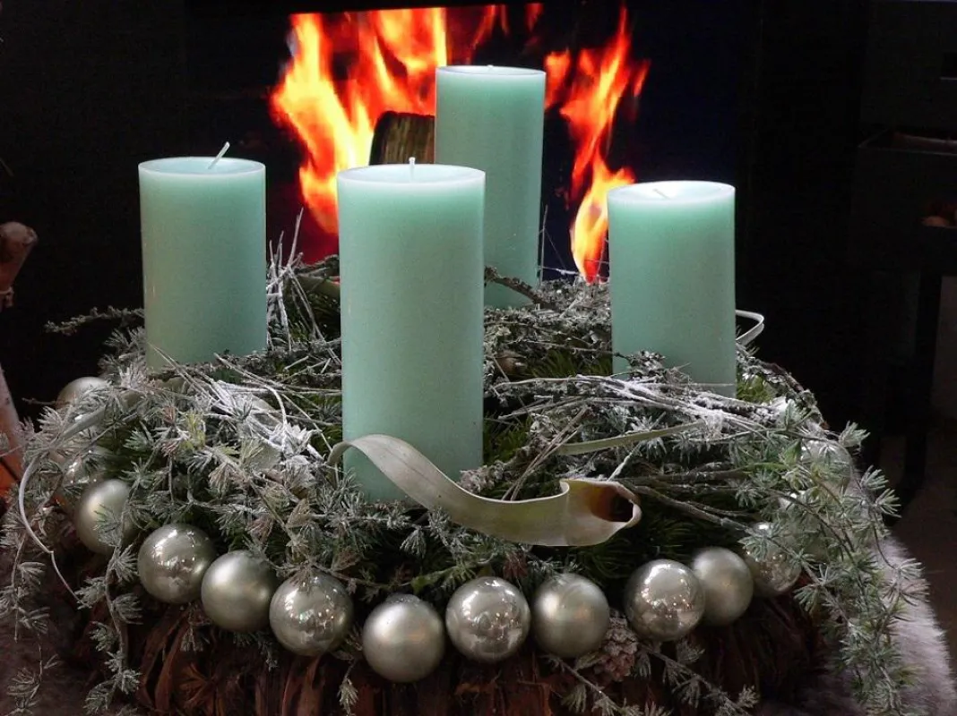 Adventskranz mit türkisfarbenen Stumpen-Kerzen in RAL-Qualität. Foto: Gütegemeinschaft Kerzen