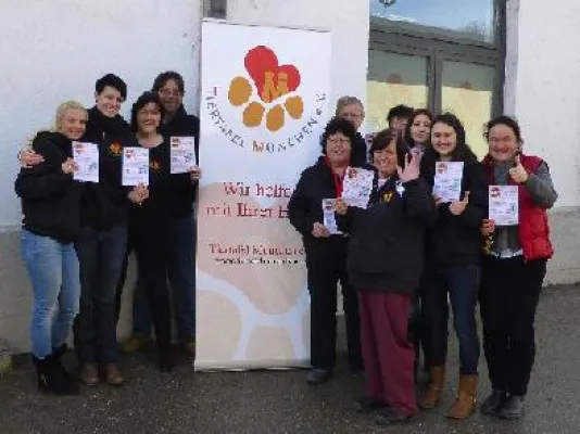 "zoolove by zooplus" spendet über 17.000 Euro an die Tiertafel München Bild: "zoolove by zooplus" spendet über 17.000 Euro an die Tiertafel München