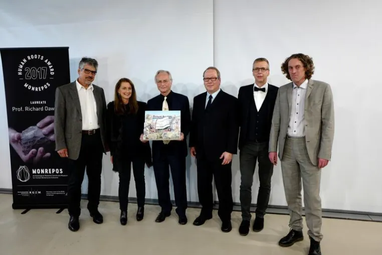 Bild: »Human Roots Award« an den Evolutionsbiologen Richard Dawkins überreicht