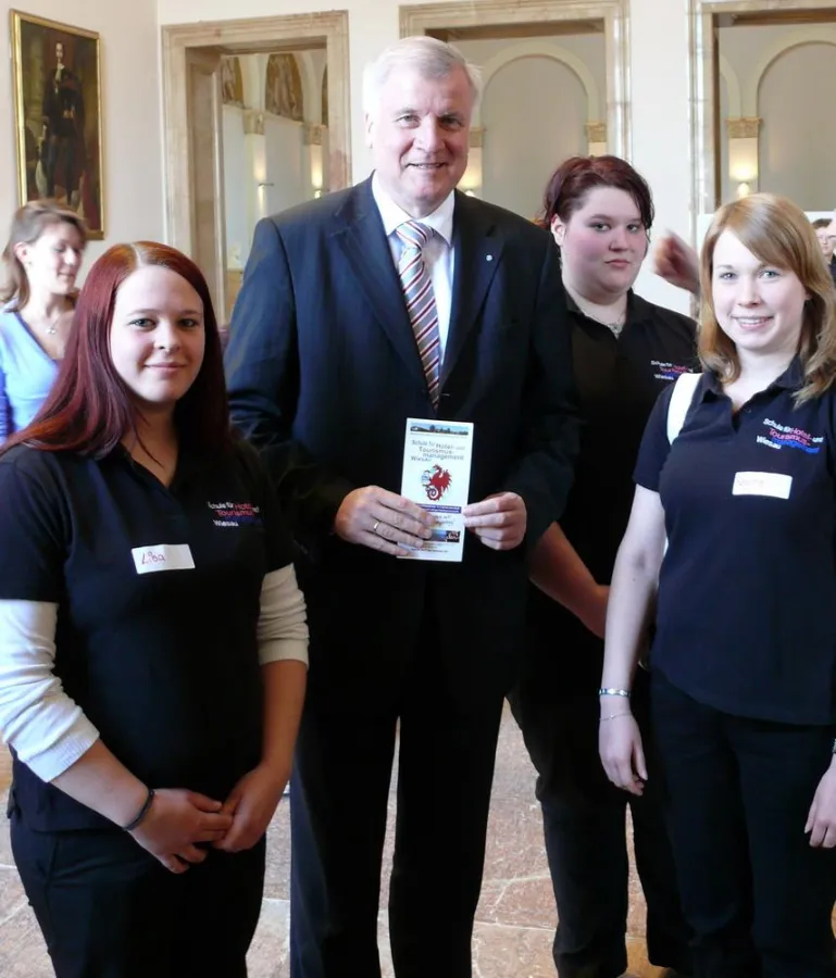 die drei Wiesauer Schülerinnen Lisa Würth, Rebecca Seitz und Regina Bernhardt mit Ministerpräsident Horst Seehofer
