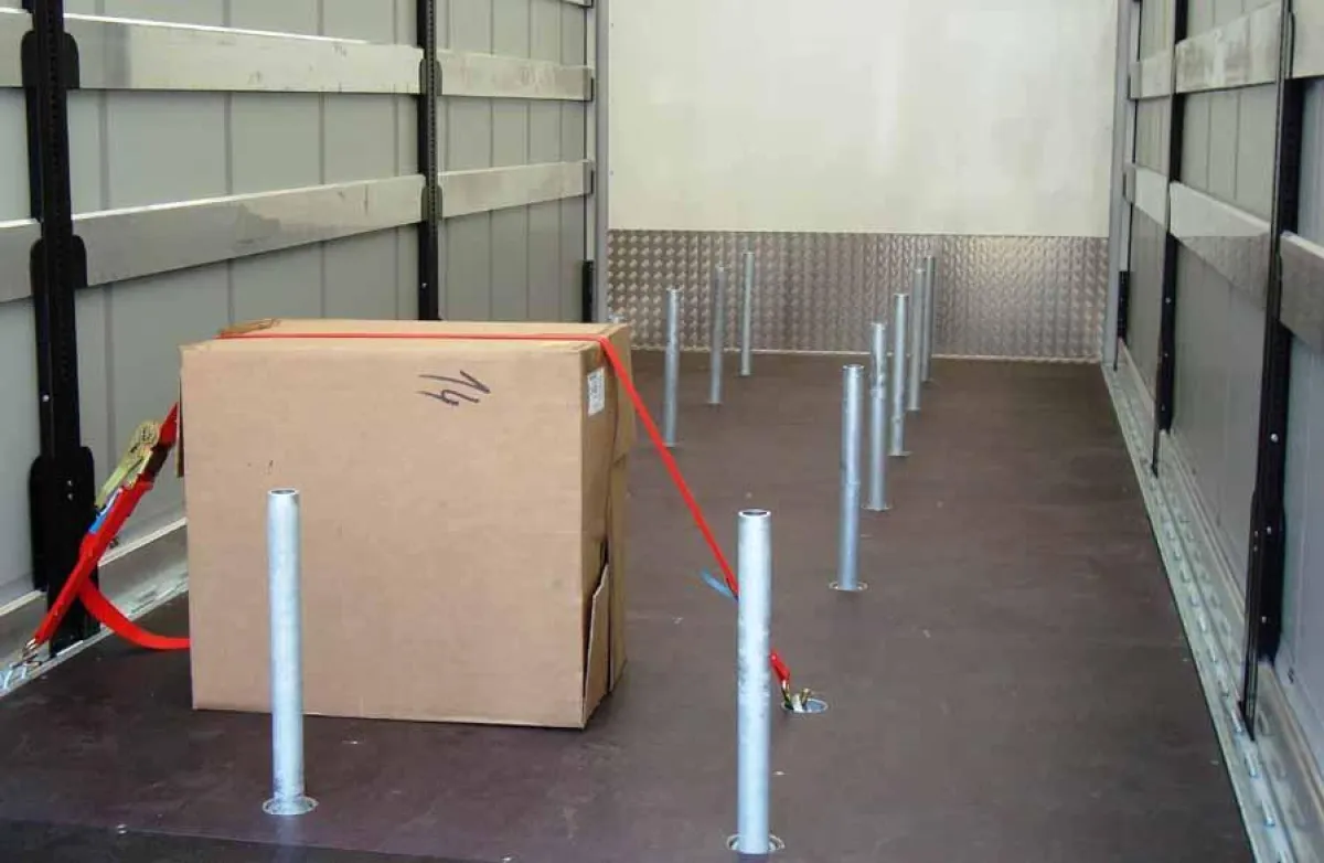 Tang revolutioniert die Ladungssicherung. Dank des innovativen TARGO Safe-Systems entfällt die zeitraubende Montage zusätzlicher Sperrbalken