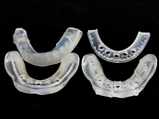 Bild: Implantate und Zahnersatz am 3D-gedruckten Modell anpassen