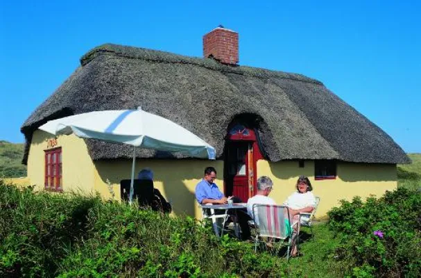 Bild: Familienurlaub mit Fußballgolf und Fischauktion