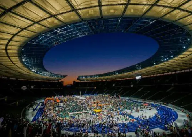 Die Deutschen Firmenlaufmeister feiern in Berlin Bild: Die Deutschen Firmenlaufmeister feiern in Berlin