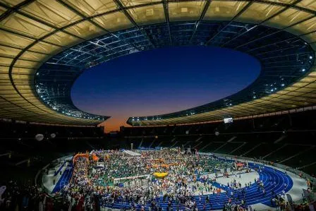Bild: Die Deutschen Firmenlaufmeister feiern in Berlin