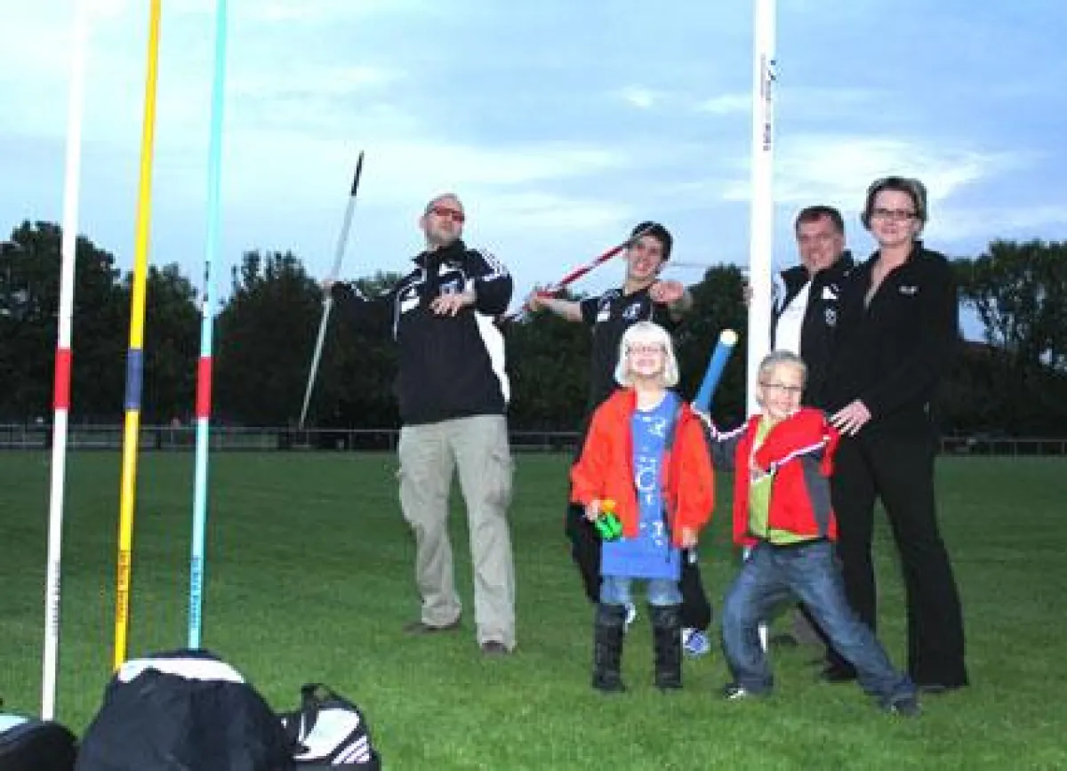 Jochen Perner (2.v.l.)  möchte mit der Unterstützung durch die Familie Wegner (l. u. r. außen) hoch hinaus.