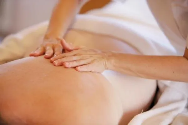 Die neue Dr.Hauschka Rückenbehandlung: nachhaltiger Kurzurlaub für Körper, Geist und Seele Bild: Die neue Dr.Hauschka Rückenbehandlung: nachhaltiger Kurzurlaub für Körper, Geist und Seele