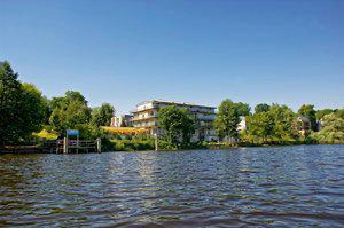 Das Avendi-Hotel am Griebnitzsee, ganz in der Nähe vom Wannsee