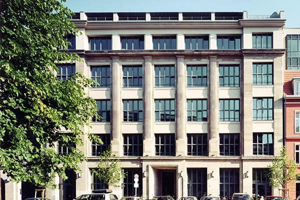 Das Berliner Studienzentrum liegt zentral in unmittelbarer Nähe zum Gendarmenmarkt.