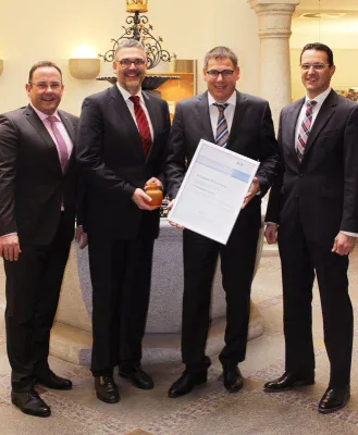 Bild: R+V zeichnet Volksbank Straubing aus