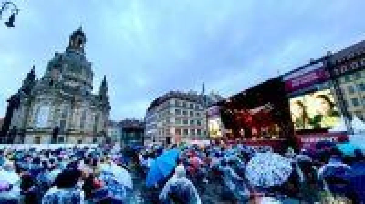 Trotz Regen lauschten mehrere Hundert Menschen dem Konzert des Turetsky-Chores auf dem Dresdner Neumarkt.(Foto: Turetsky-Chor).