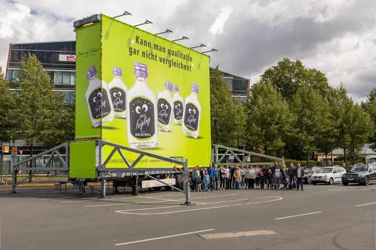 Bild: FRENKEN Highway to Sell zeigt wie Werbung wieder Spaß macht - Vorhang auf für die ATTENTION BOX