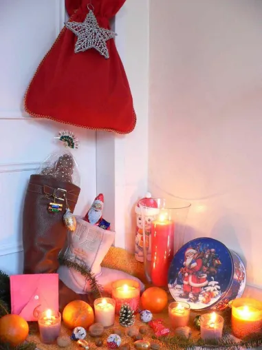 Bild: Dekorationen mit Kerzen zum Nikolaustag am 6. Dezember
