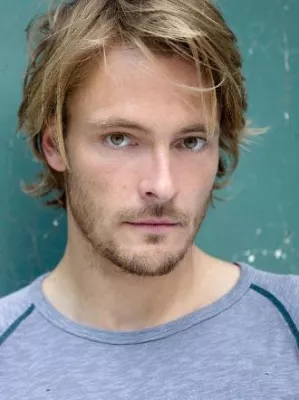 Bild: Andreas Pietschmann liest zu Gunsten der Spendenaktion „Steine für Kleine“