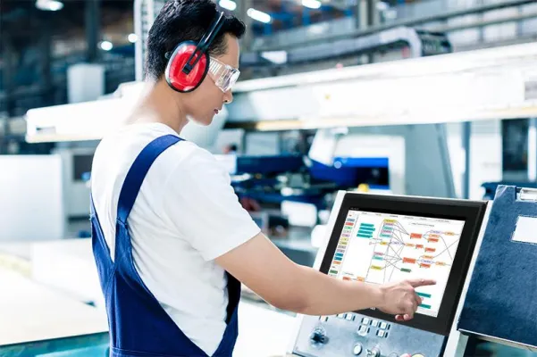 2-in-1 Lösung – IIoT Edge PC und Visualisierung in Einem Bild: 2-in-1 Lösung – IIoT Edge PC und Visualisierung in Einem