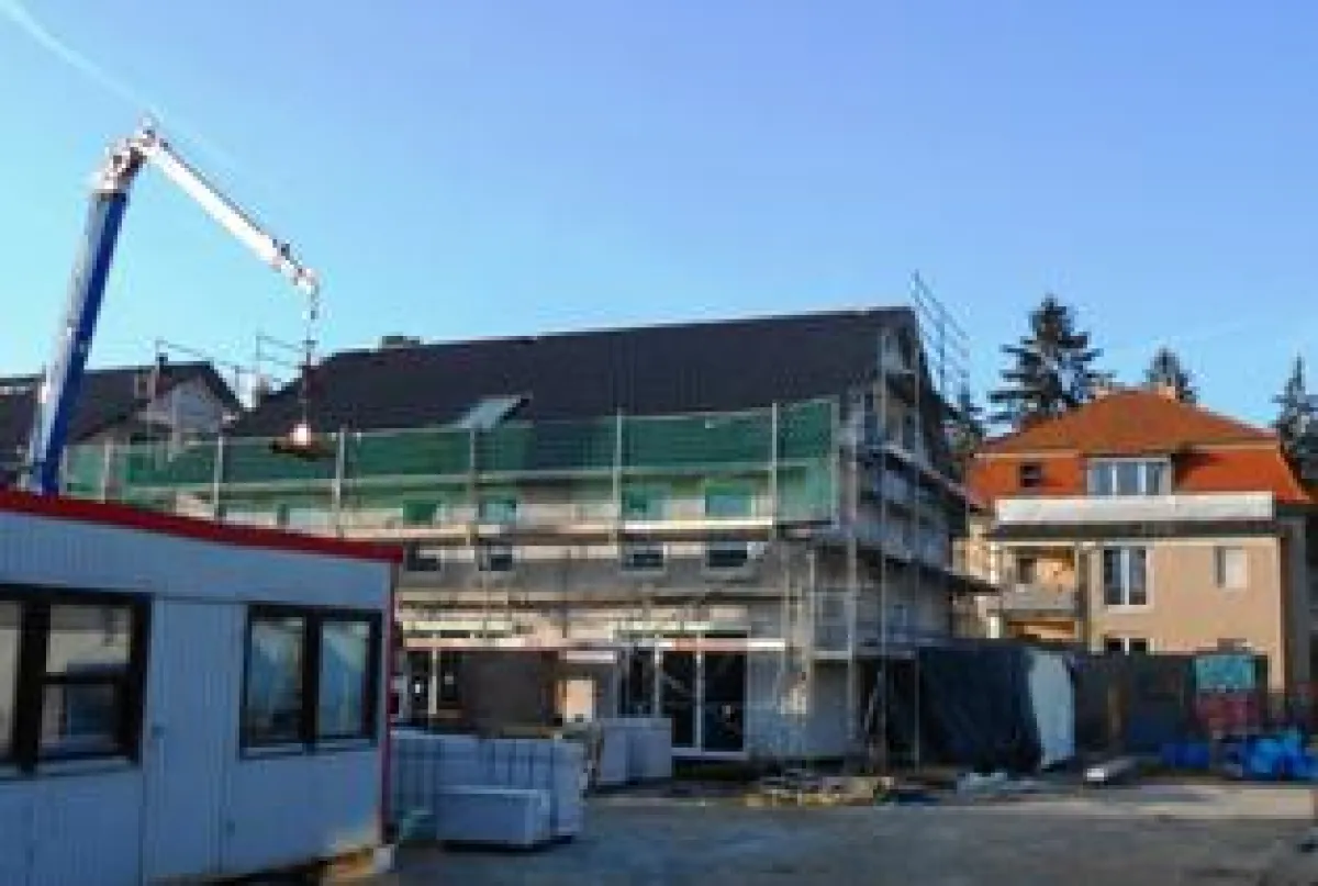 Die Rohbauarbeiten der 11 Reihenhäuser in der Kastellstraße sind in Kürze fertiggestellt.