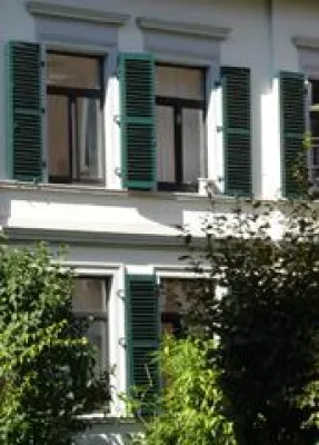 Bild: Blickfang Fensterläden: Eine Fassade mit Charme und Charakter