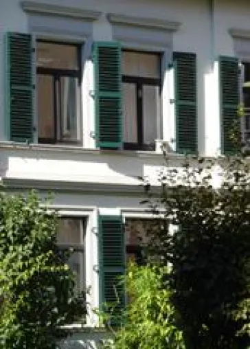 Blickfang Fensterläden: Eine Fassade mit Charme und Charakter Bild: Blickfang Fensterläden: Eine Fassade mit Charme und Charakter