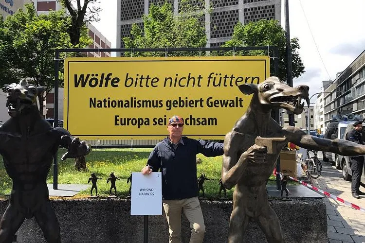 Urteilsverkündung im NSU-Prozess: Mordende Wölfe vor dem Oberlandesgericht München Bild: Urteilsverkündung im NSU-Prozess: Mordende Wölfe vor dem Oberlandesgericht München