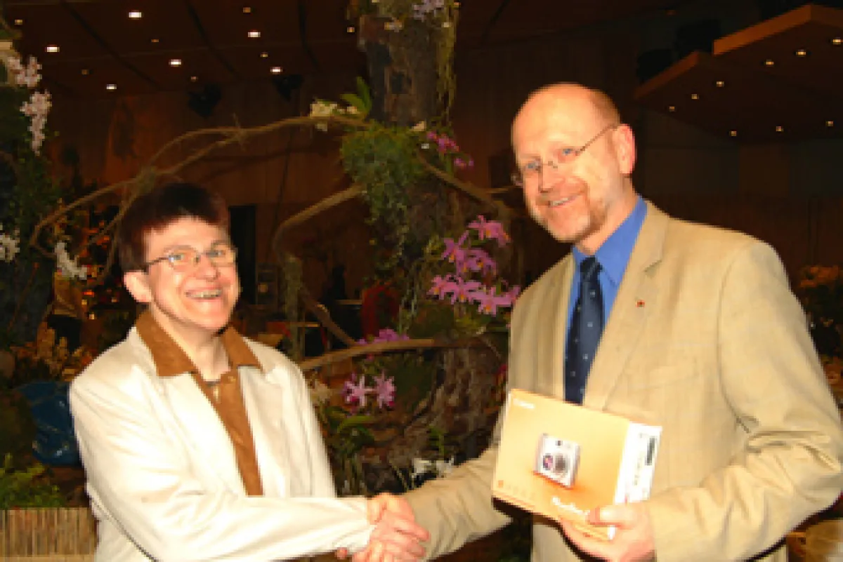 Peter Stamm überreicht der Gewinnerin Gisela Wegele den Hauptpreis